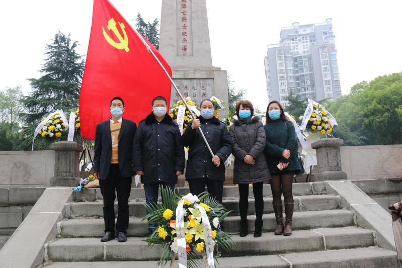 湘北汽運黨支部主題黨日活動，緬懷抗日英烈，祭掃墓地，敬獻花籃。