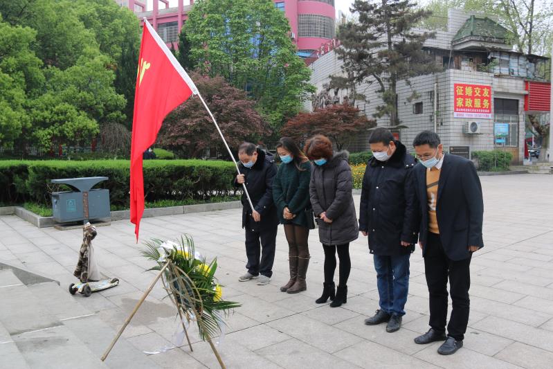 湘北汽運黨支部主題黨日活動，緬懷抗日英烈，祭掃墓地，敬獻花籃。